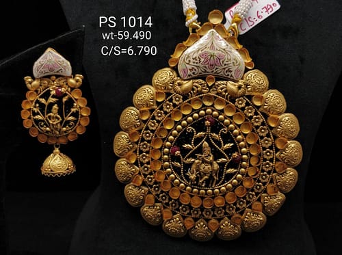 Unique Designed Gold Pendant Set