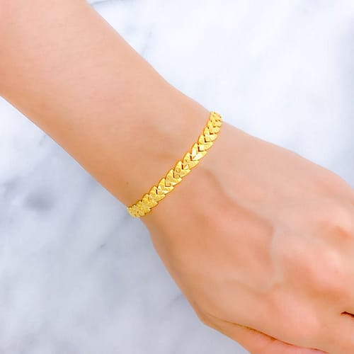 Fashionable Shimmering Heart Bracelet - Image 3