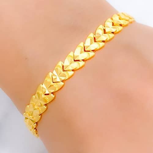 Fashionable Shimmering Heart Bracelet - Image 2